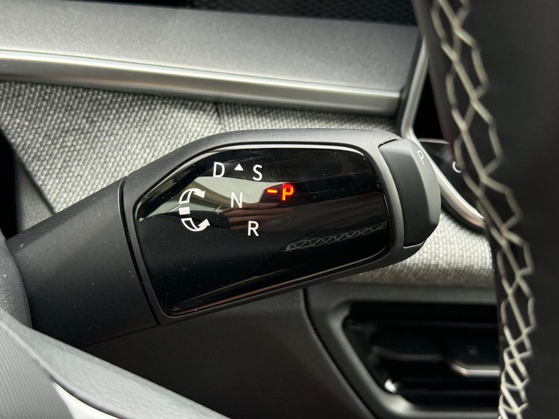 Volkswagen Tiguan Vehicle Full-screen Gallery Image 12