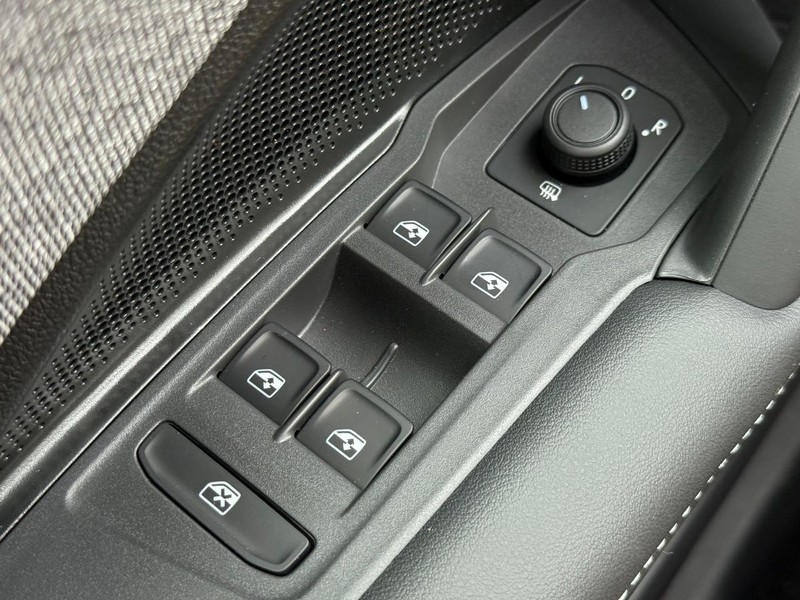 Volkswagen Tiguan Vehicle Full-screen Gallery Image 15