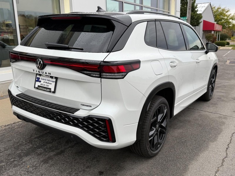 Volkswagen Tiguan Vehicle Full-screen Gallery Image 3