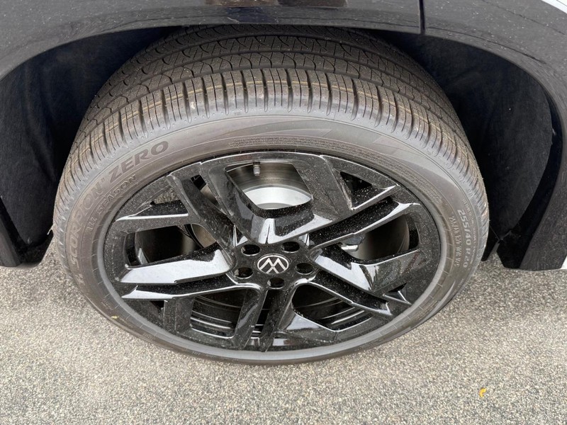 Volkswagen Tiguan Vehicle Full-screen Gallery Image 4