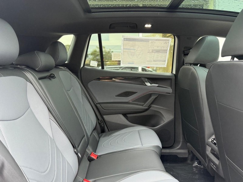 Volkswagen Tiguan Vehicle Full-screen Gallery Image 5