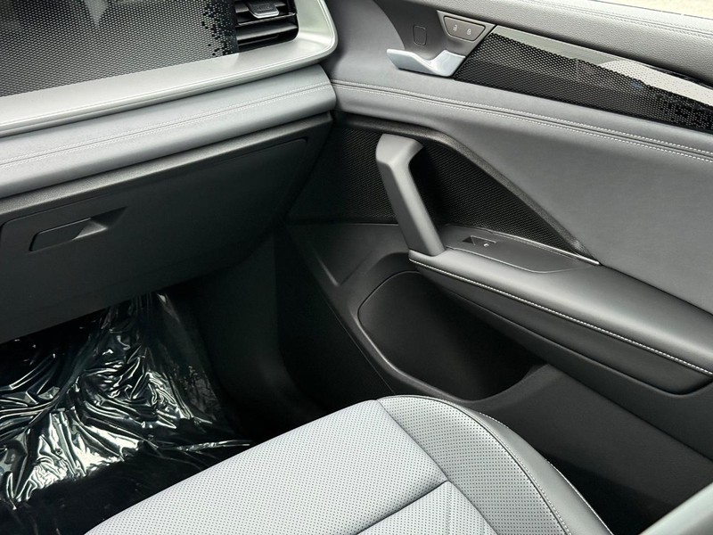 Volkswagen Tiguan Vehicle Full-screen Gallery Image 9