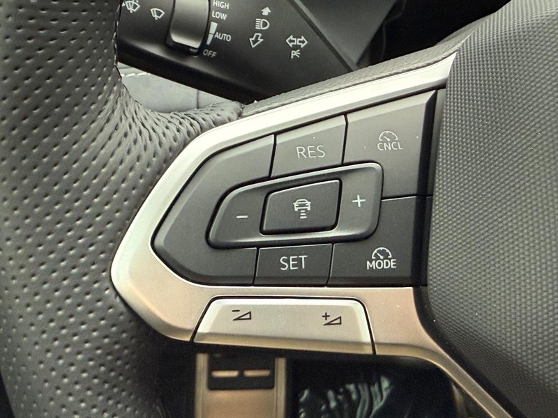 Volkswagen Tiguan Vehicle Full-screen Gallery Image 10