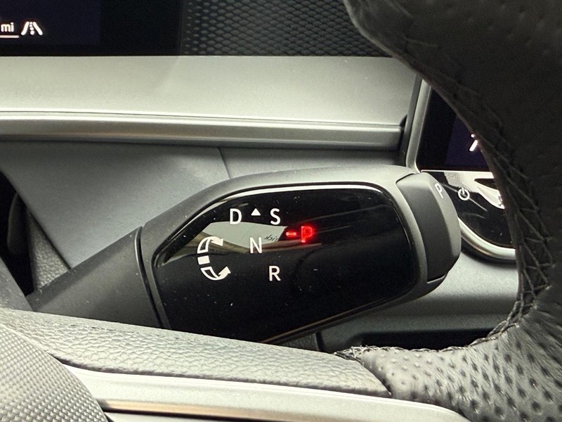 Volkswagen Tiguan Vehicle Full-screen Gallery Image 12