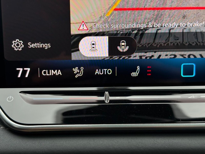 Volkswagen Tiguan Vehicle Full-screen Gallery Image 14