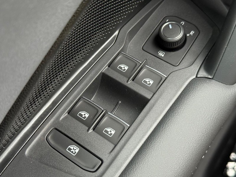 Volkswagen Tiguan Vehicle Full-screen Gallery Image 15