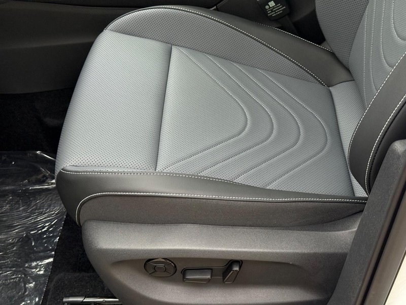 Volkswagen Tiguan Vehicle Full-screen Gallery Image 16