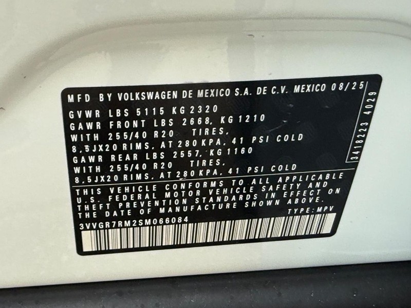 Volkswagen Tiguan Vehicle Full-screen Gallery Image 17