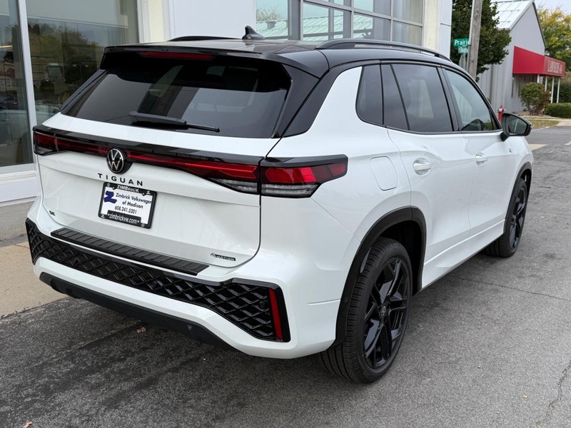 Volkswagen Tiguan Vehicle Full-screen Gallery Image 3