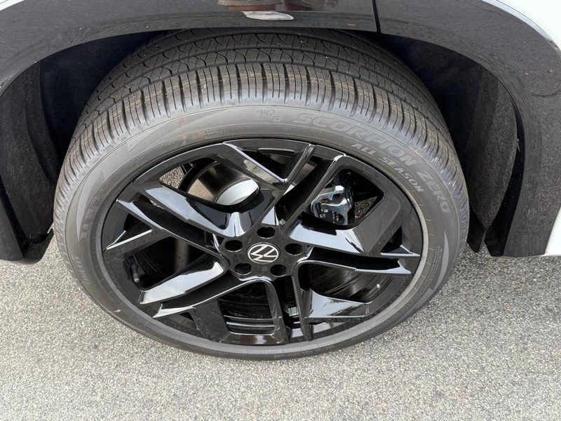 Volkswagen Tiguan Vehicle Full-screen Gallery Image 4