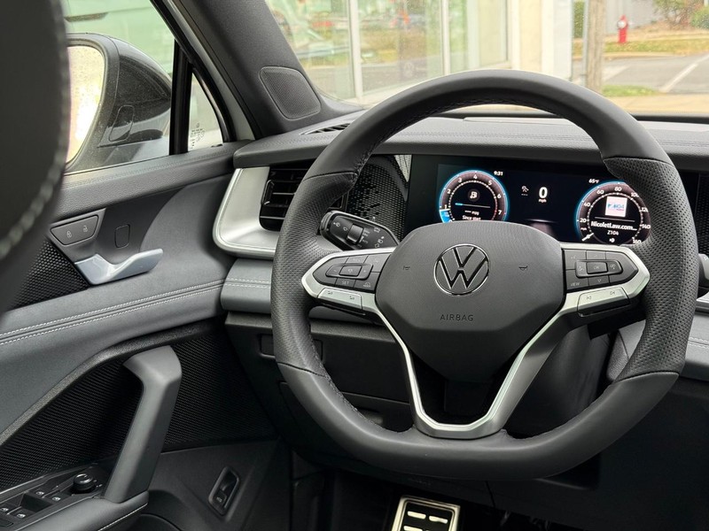 Volkswagen Tiguan Vehicle Full-screen Gallery Image 8