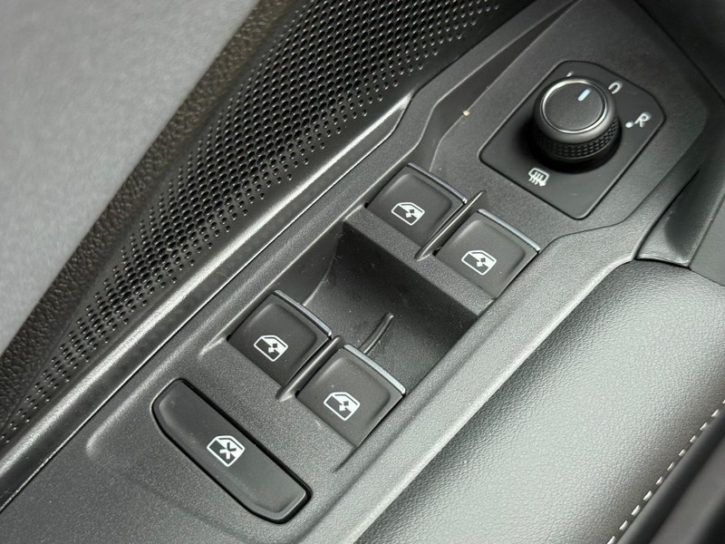 Volkswagen Tiguan Vehicle Full-screen Gallery Image 15