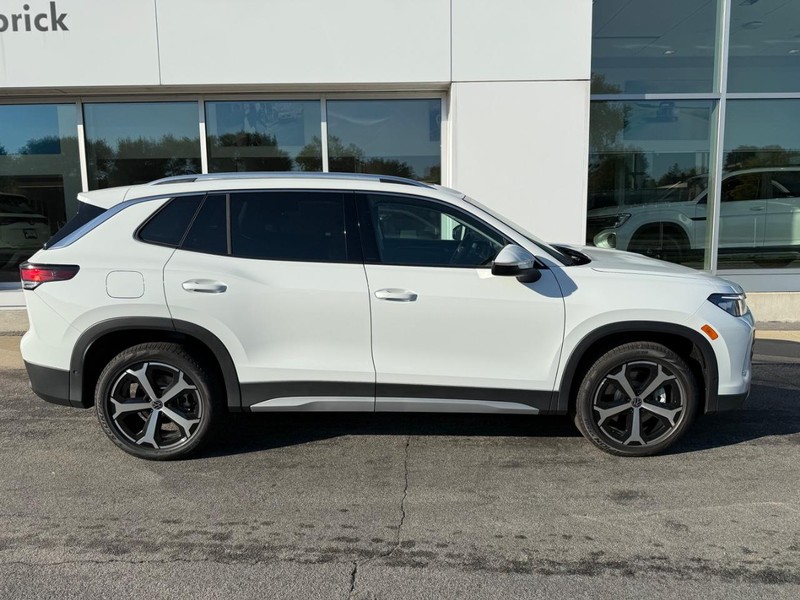 Volkswagen Tiguan Vehicle Full-screen Gallery Image 2