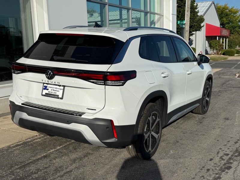 Volkswagen Tiguan Vehicle Full-screen Gallery Image 3