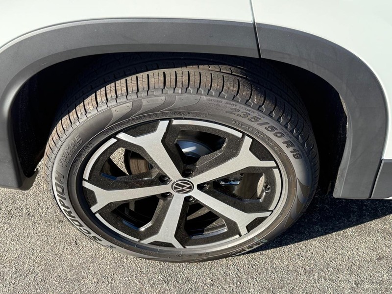 Volkswagen Tiguan Vehicle Full-screen Gallery Image 4