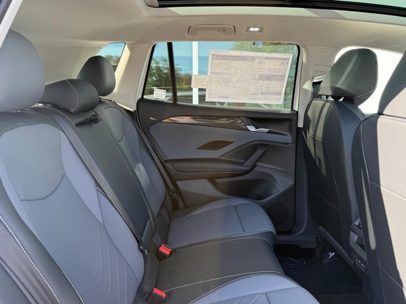 Volkswagen Tiguan Vehicle Full-screen Gallery Image 5