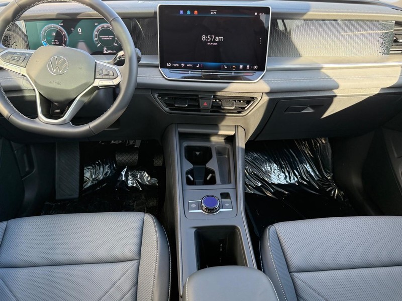 Volkswagen Tiguan Vehicle Full-screen Gallery Image 6