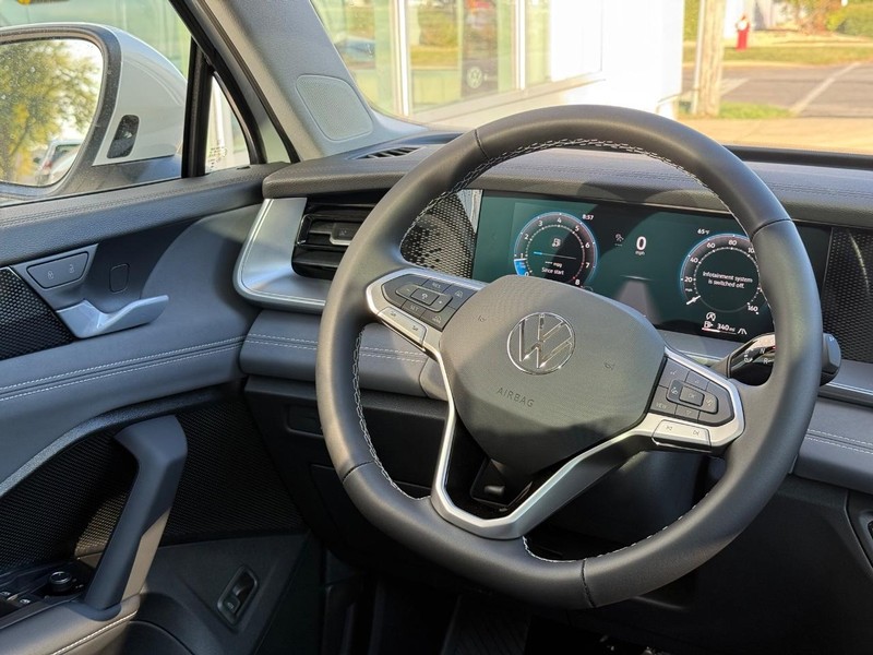 Volkswagen Tiguan Vehicle Full-screen Gallery Image 8