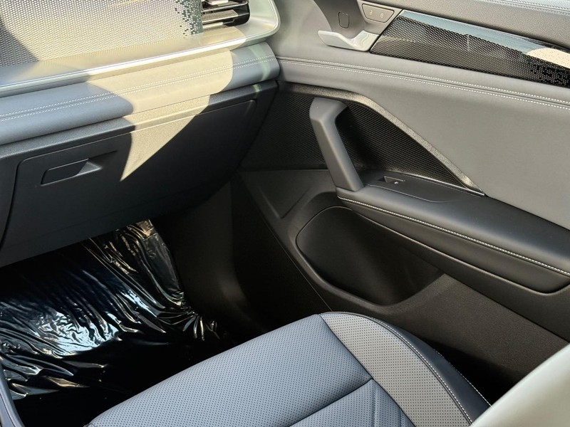 Volkswagen Tiguan Vehicle Full-screen Gallery Image 9