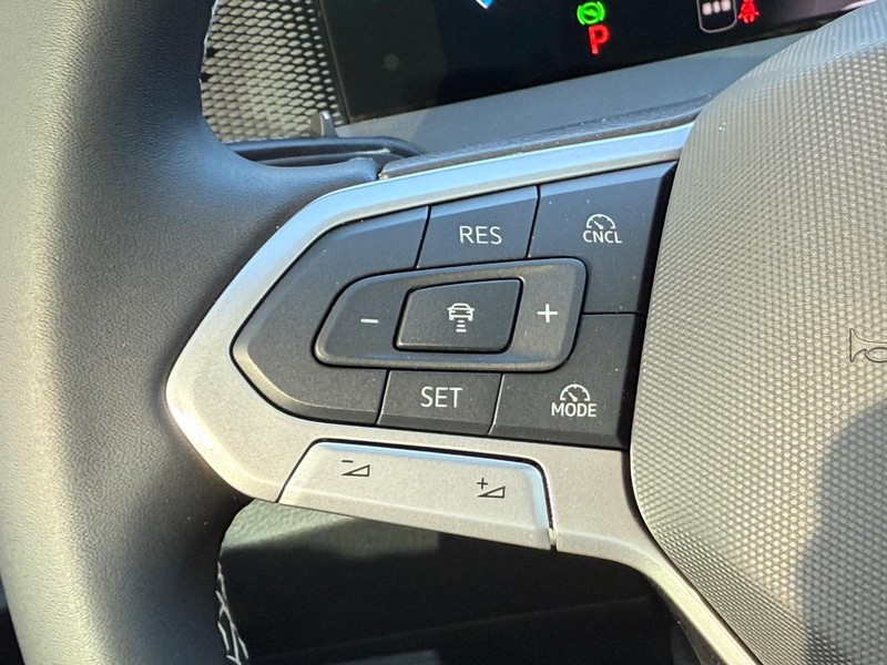 Volkswagen Tiguan Vehicle Full-screen Gallery Image 10