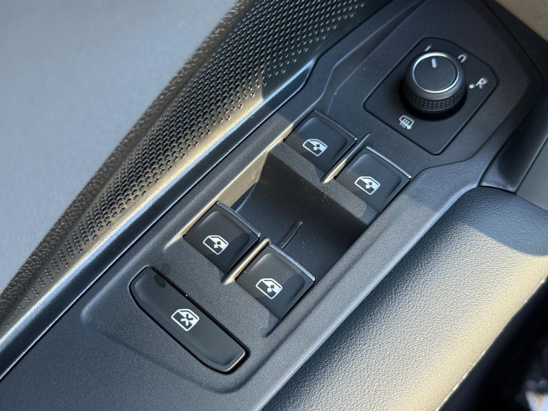 Volkswagen Tiguan Vehicle Full-screen Gallery Image 14