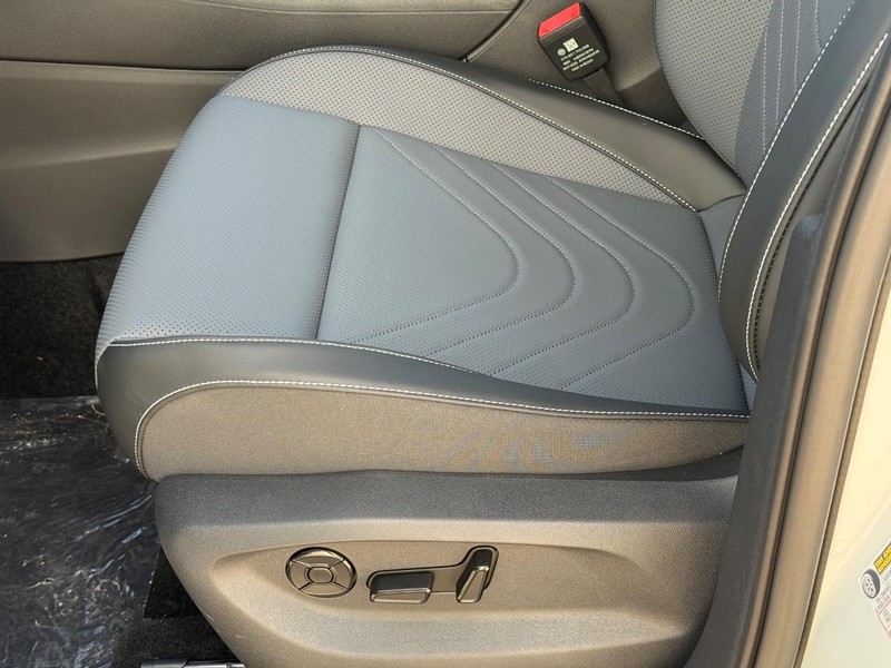 Volkswagen Tiguan Vehicle Full-screen Gallery Image 15