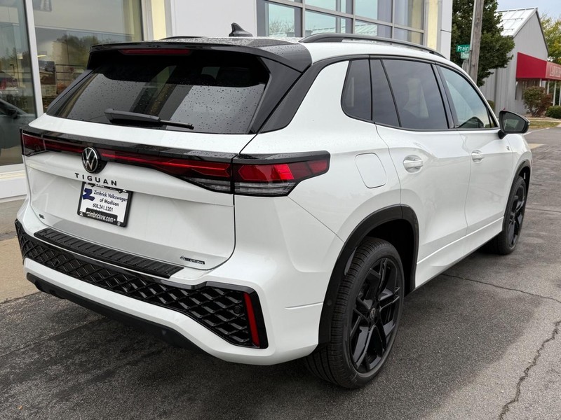 Volkswagen Tiguan Vehicle Full-screen Gallery Image 3