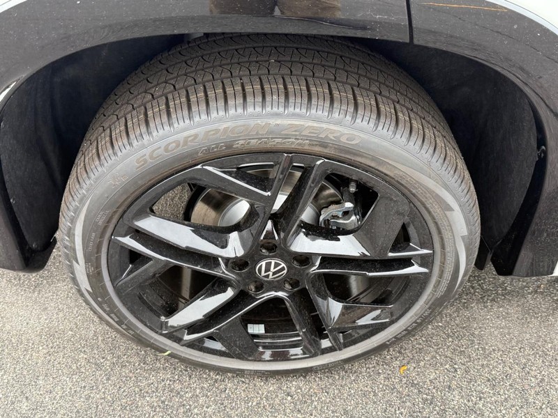 Volkswagen Tiguan Vehicle Full-screen Gallery Image 4