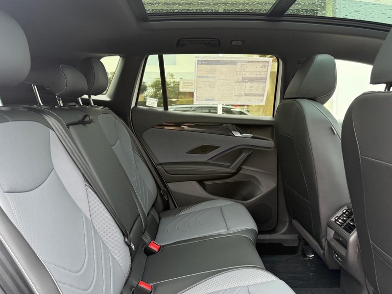 Volkswagen Tiguan Vehicle Full-screen Gallery Image 5