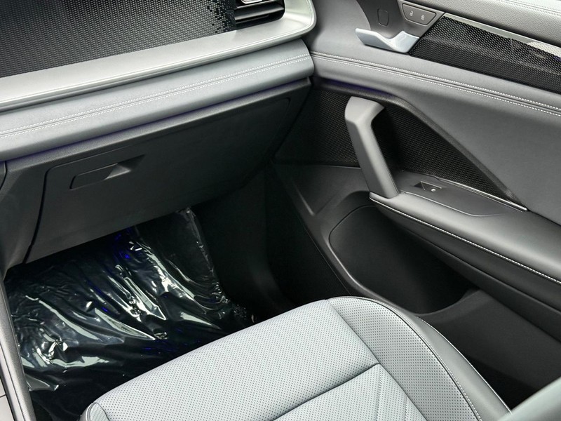 Volkswagen Tiguan Vehicle Full-screen Gallery Image 9