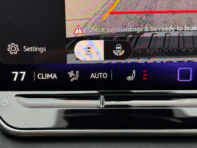 Volkswagen Tiguan Vehicle Full-screen Gallery Image 14