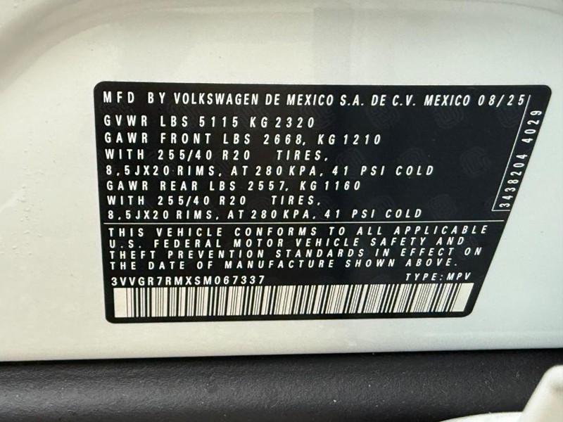 Volkswagen Tiguan Vehicle Full-screen Gallery Image 17