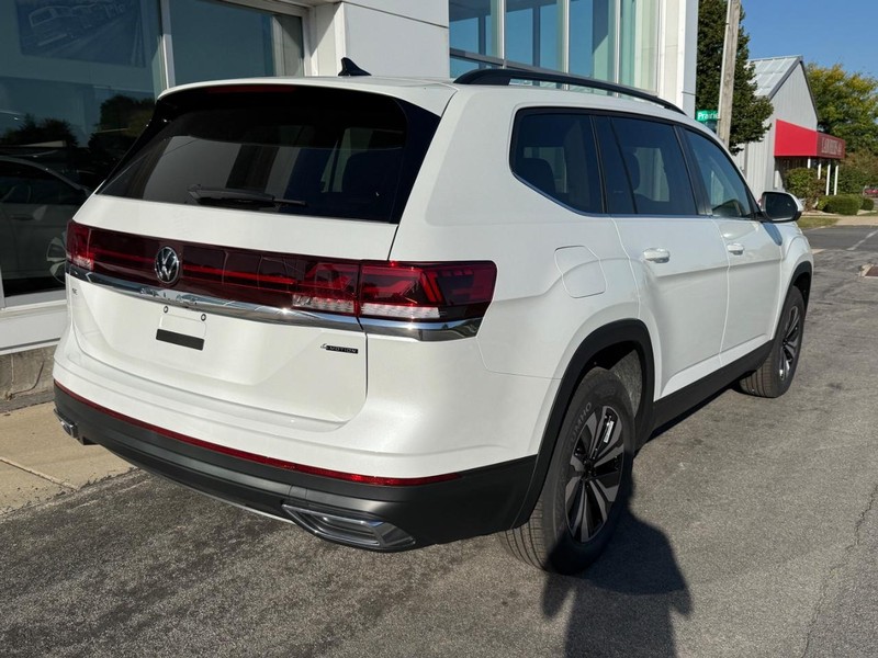 Volkswagen Atlas Vehicle Full-screen Gallery Image 3