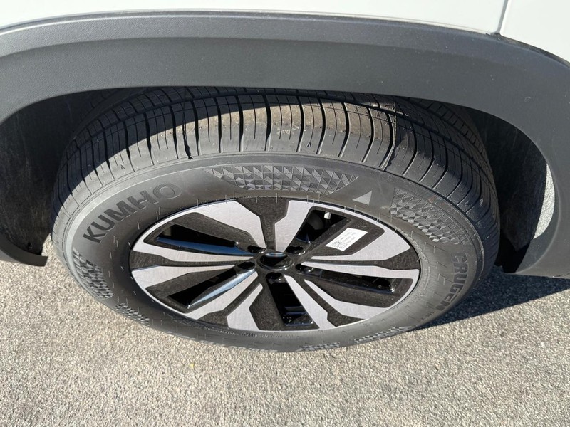 Volkswagen Atlas Vehicle Full-screen Gallery Image 4