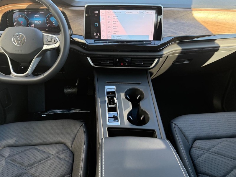 Volkswagen Atlas Vehicle Full-screen Gallery Image 6