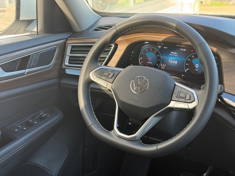 Volkswagen Atlas Vehicle Full-screen Gallery Image 9
