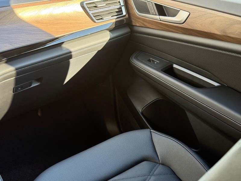 Volkswagen Atlas Vehicle Full-screen Gallery Image 10