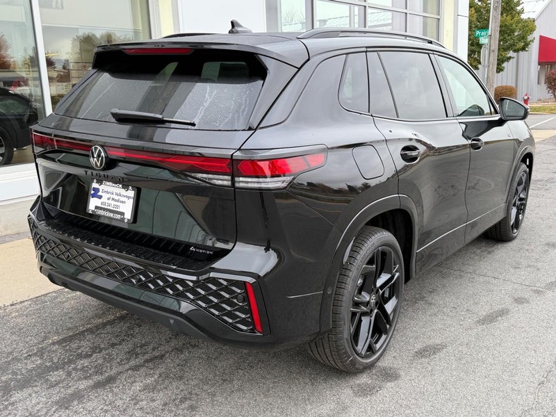 Volkswagen Tiguan Vehicle Full-screen Gallery Image 3