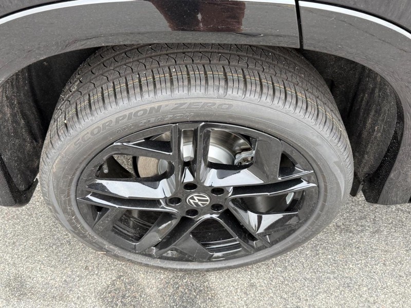 Volkswagen Tiguan Vehicle Full-screen Gallery Image 4