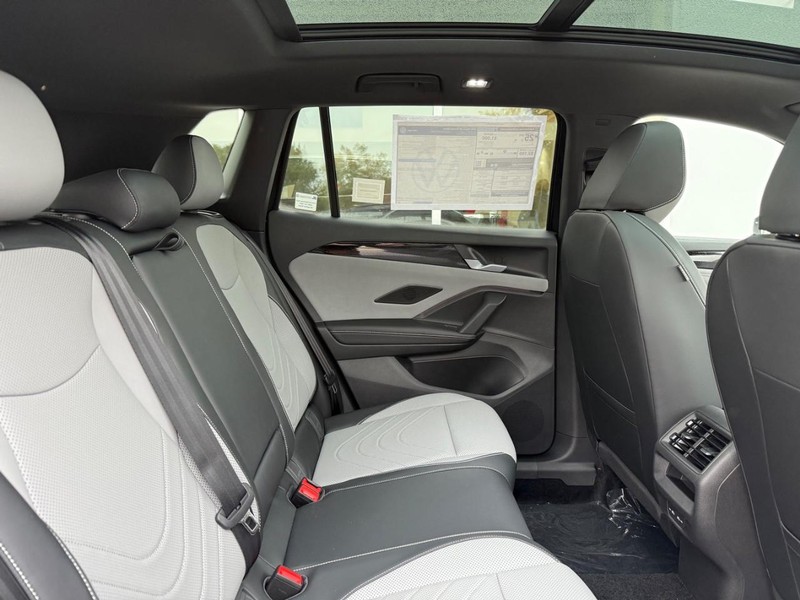 Volkswagen Tiguan Vehicle Full-screen Gallery Image 5