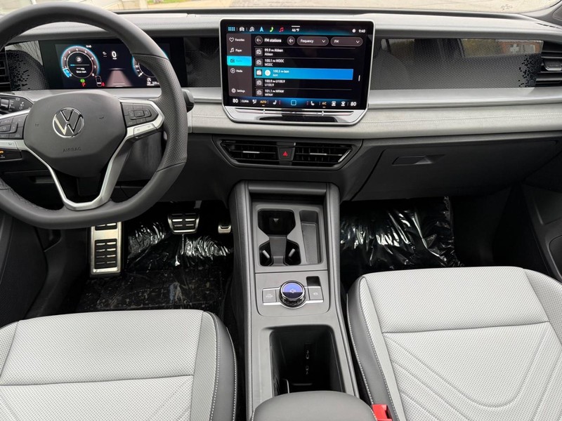 Volkswagen Tiguan Vehicle Full-screen Gallery Image 6