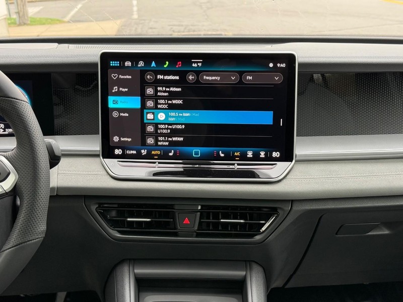 Volkswagen Tiguan Vehicle Full-screen Gallery Image 7