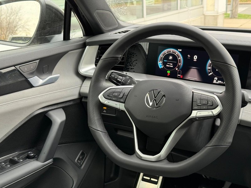 Volkswagen Tiguan Vehicle Full-screen Gallery Image 8
