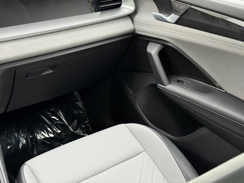 Volkswagen Tiguan Vehicle Full-screen Gallery Image 9