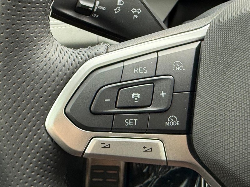 Volkswagen Tiguan Vehicle Full-screen Gallery Image 10