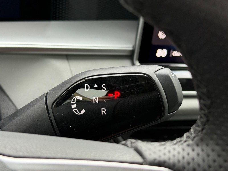 Volkswagen Tiguan Vehicle Full-screen Gallery Image 12