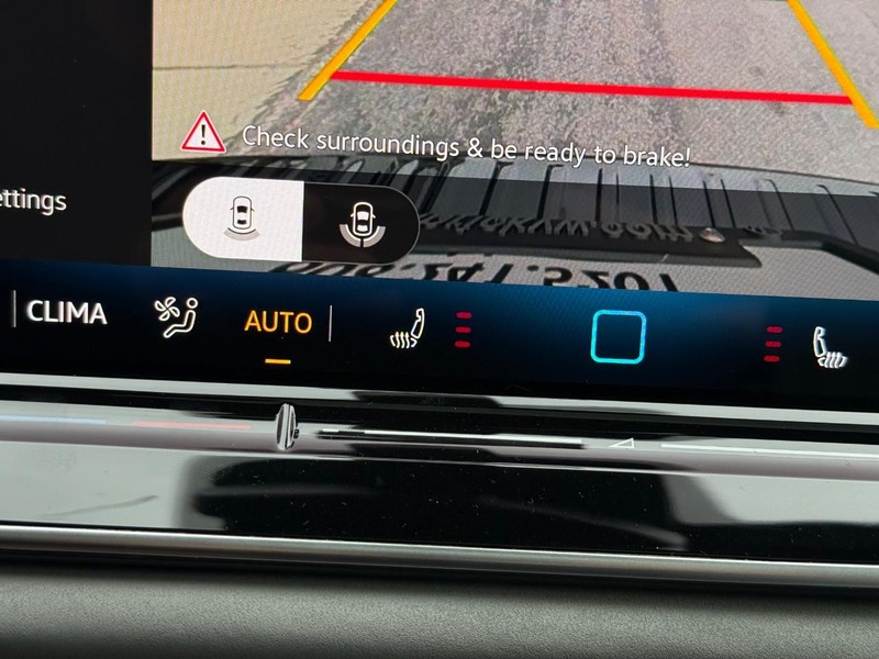 Volkswagen Tiguan Vehicle Full-screen Gallery Image 14