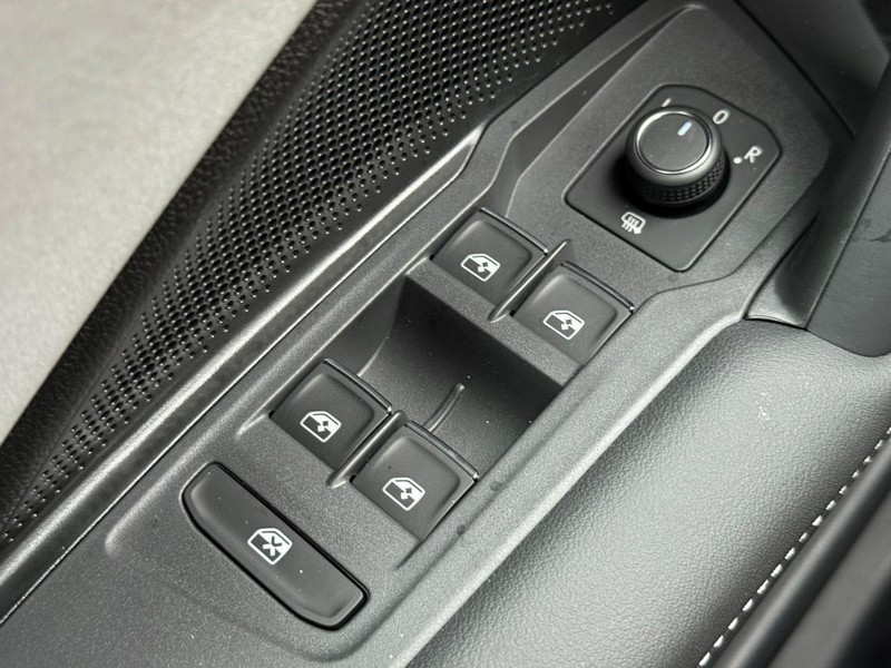 Volkswagen Tiguan Vehicle Full-screen Gallery Image 15