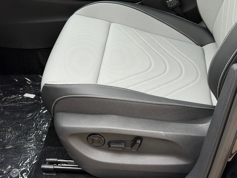 Volkswagen Tiguan Vehicle Full-screen Gallery Image 16