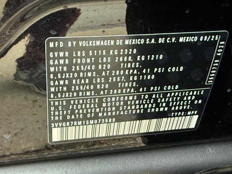 Volkswagen Tiguan Vehicle Full-screen Gallery Image 17